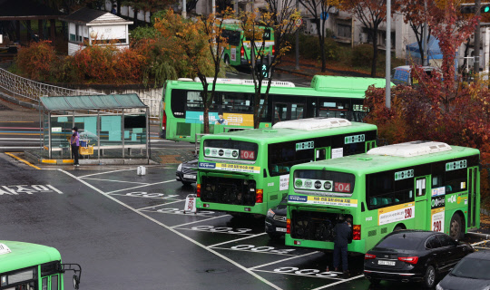 9일 서울의 한 버스 공영차고지에 시내버스와 마을버스들이 다수 주차되어 있다. 현재 서울시에서 운행 중인 시내버스(7393대)와 마을버스(1658대) 가운데 요소수 필요 차량은 시내버스가 844대, 마을버스가 전체 차량의 약 3분의 1인 536대인 것으로 알려져 있다. 연합뉴스.
